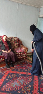 Социальная работница с. Тпиг Магомедова З. оказывает бытовые услуги своим подопечным