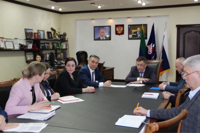 АБДУРАХМАН МАХМУДОВ И МАГОМЕД ИСАЕВ ОБСУДИЛИ ПРОБЛЕМНЫЕ ВОПРОСЫ, ВОЗНИКАЮЩИЕ ПРИ ОСУЩЕСТВЛЕНИИ ВЫПЛАТ СЕМЬЯМ С ДЕТЬМИ