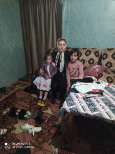 13.04.2022г ГБУ РД КЦСОН "Хасавюртовский район" специалист работающий с семьёй отделение ОСОДиСД Дабитова Д. с. Новогагатли. посетила малоимущую семью оказала материальную помощь в виде одежды и обуви б/у.