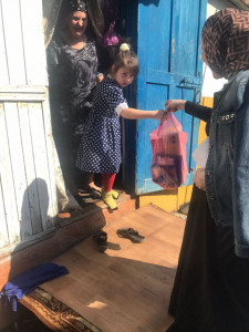 Специалистами отделения социального обслуживания на дому детей и семей с детьми продолжается работа по оказанию материальной помощи