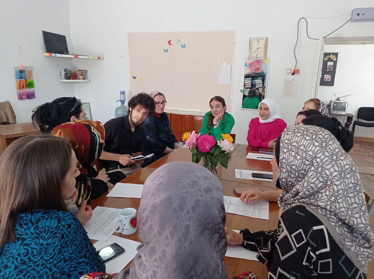 Социальные работники Минтруда Дагестана в Буйнакске провели круглый стол по вопросам выплаты на детей от 8 до 17 лет