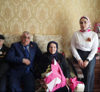 Поздравление Героя труда Аминат Исалову с Днем Победы