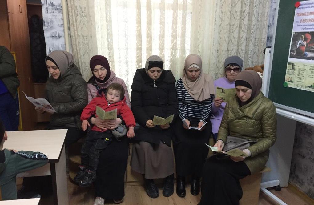 Подопечным Центра социального обслуживания Минтруда РД рассказали о пользе телефона доверия