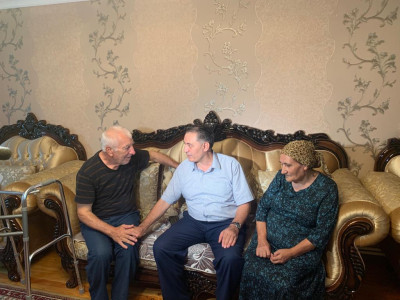 Абдурахман Махмудов посетил семью из села Белиджи, в которой четверо сыновей участвуют в специальной военной операции на территории Украины. (18.08.2022 г.)