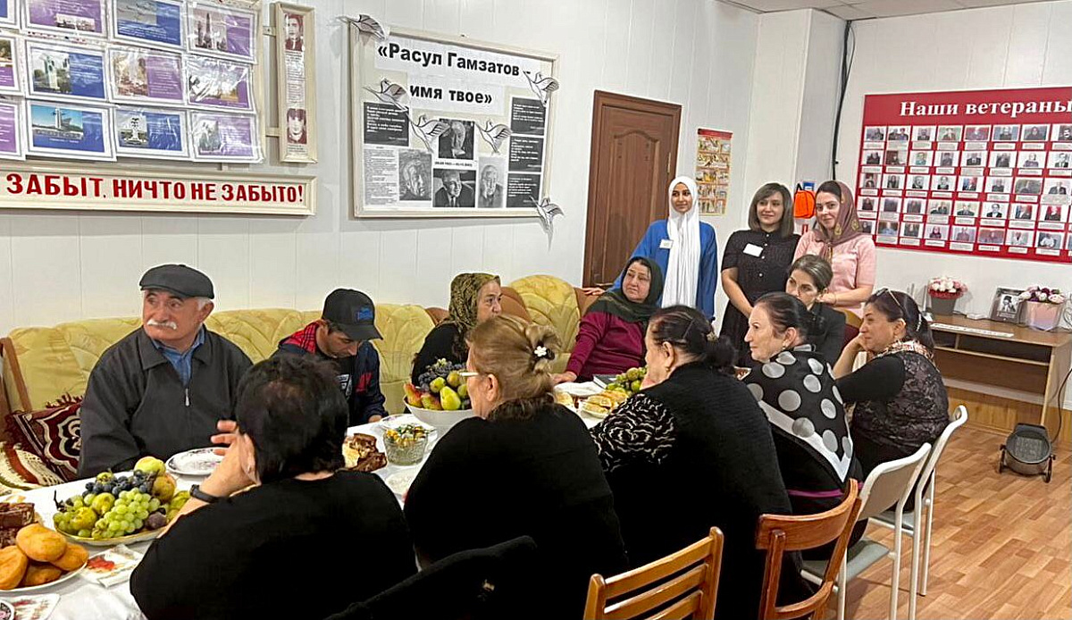 В Комплексном центре социального обслуживания Минтруда РД в Сергокалинском районе провели встречу, посвященную памяти Расула Гамзатова