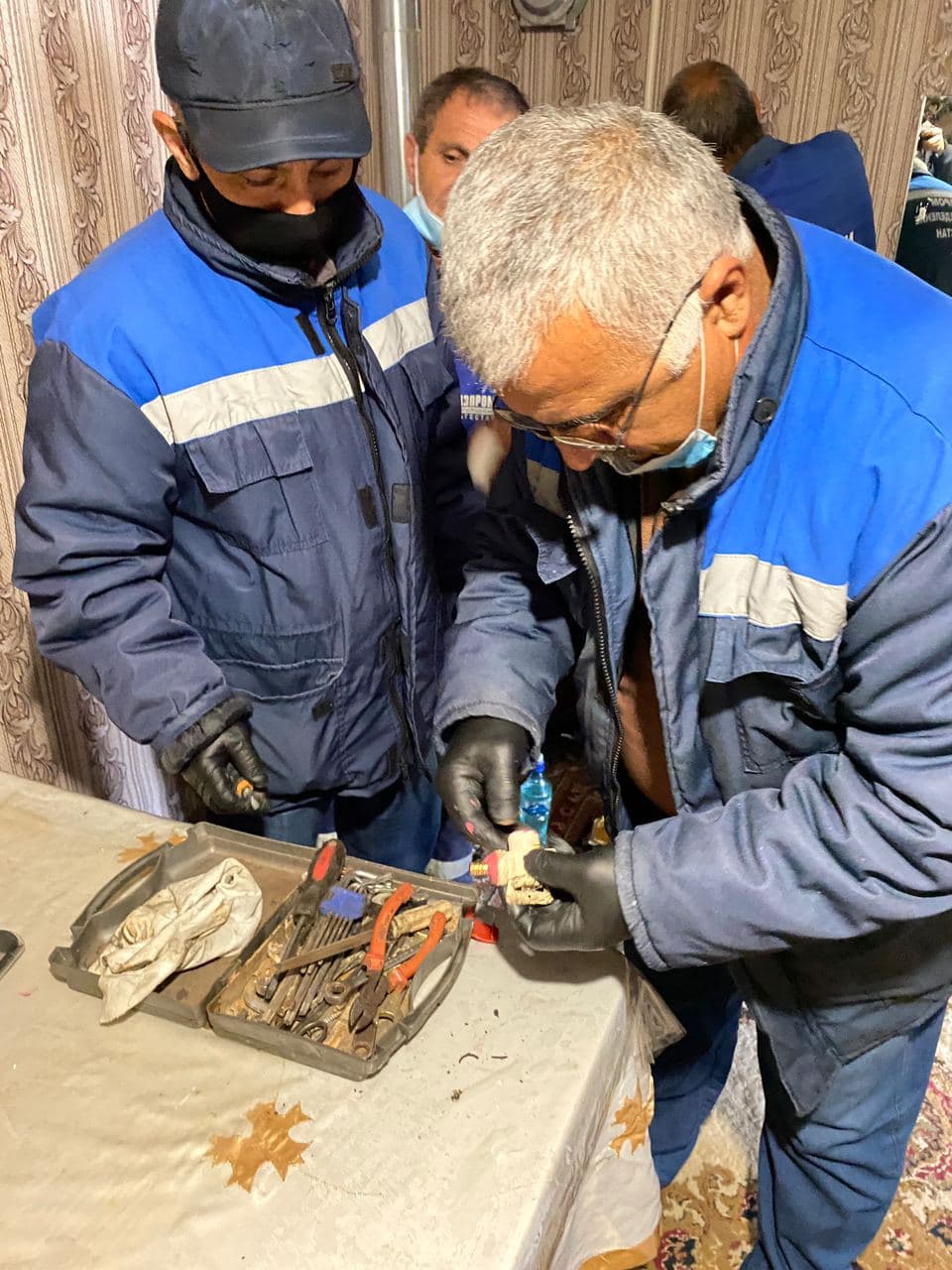 Социальные работники Минтруда Дагестана готовят подопечных к отопительному сезону.