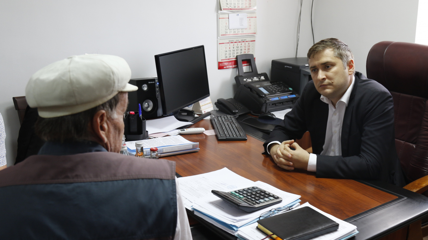 Выездной приём граждан в Казбековском районе провёл заместитель министра труда и соцразвития Дагестана Мурад Казиев.