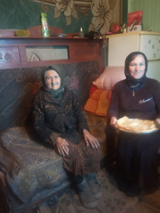 Социальная работница селения Рича Шабанова Майрам оказывает услуги своим подопечным.