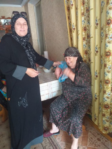 По доброй традиции социальный работник отделения обслуживания на дому Омарасхабова Заира, поздравила с днём рождения свою подопечную Муртазалиеву Патимат.