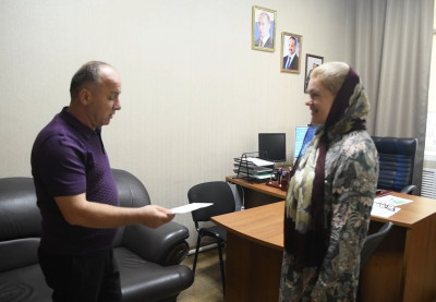 ПРИ СОДЕЙСТВИИ МИНТРУДА ДАГЕСТАНА УЧИТЕЛЬНИЦЕ ИЗ КАСПИЙСКА ОКАЗАНА МАТЕРИАЛЬНАЯ ПОМОЩЬ НА СТРОИТЕЛЬСТВО ДОМА