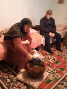 Социальный работник при посещении своей подопечной.