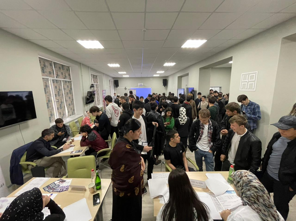 В Центре занятости Махачкалы провели ярмарку вакансий «Молодые кадры» 