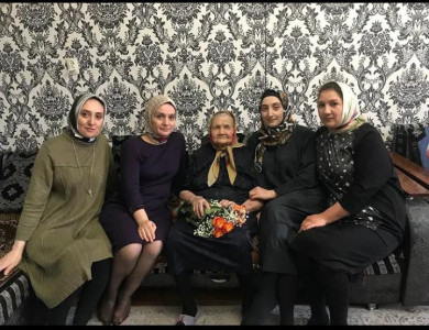 Директор ГБУ РД КЦСОН совместно с заведующей второго отделения посетили ветерана ВОВ