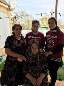19.04.2022 года социальный работник села Ботаюрт совместно с волонтёрами села в преддверии праздников оказали помощь в уборке помещения и приусадебного участка