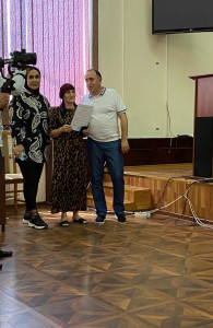 Вручение свидетельства о предоставлении безвозмездной субсидии на приобретение жилья инвалиду Бугановой Мае Гиясовне