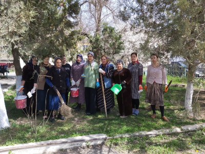 09.04.2022 года совместно с администрацией села Ботаюрт,социальные работники провели субботник по очистке территории села.