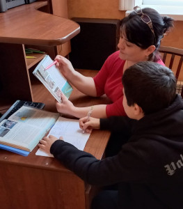 Индивидуальное занятие социального педагога с ребенком семьи Магомедагаевых