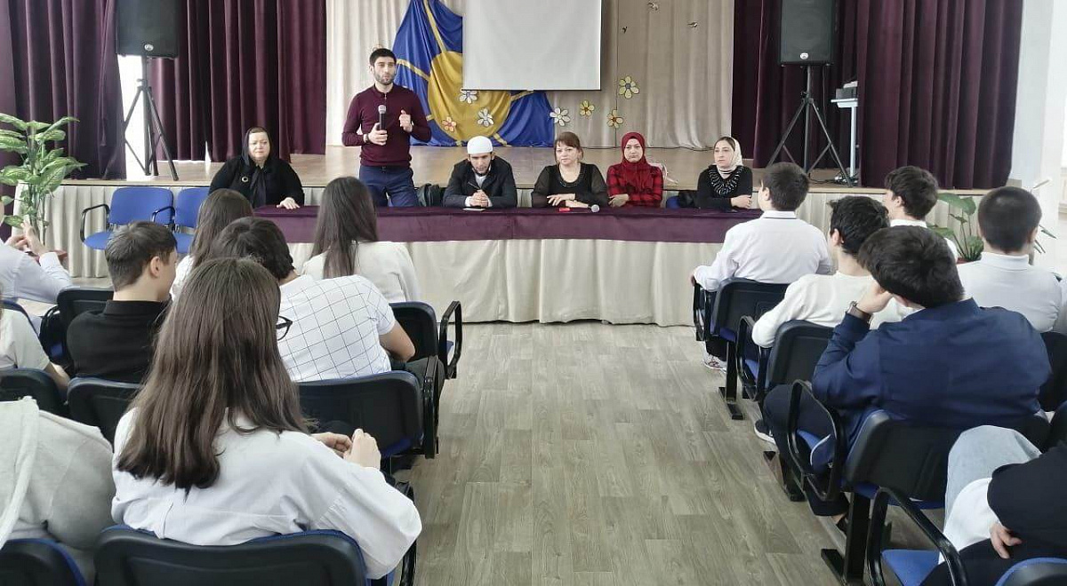 Школьники из Буйнакска стали участниками полезной встречи, организованной в рамках плана мероприятий по профилактике экстремизма и терроризма