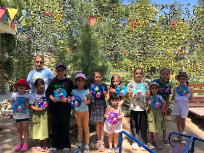 Сделать яркую аппликацию, поделку из бумаги и подручных материалов смогут даже неумелые ручки