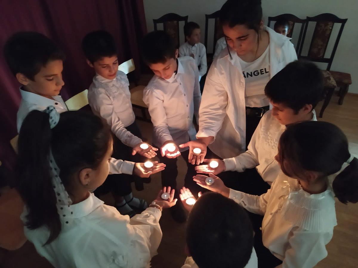 В Социально-реабилитационном центре г.Дербента с воспитанниками школьного возраста вспомнили о трагическом событии, которое произошло в Беслане в 2004 году