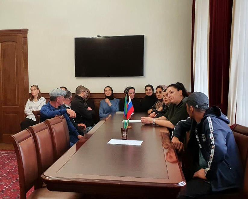 Абдурахман Махмудов встретился с жертвами мошенничества