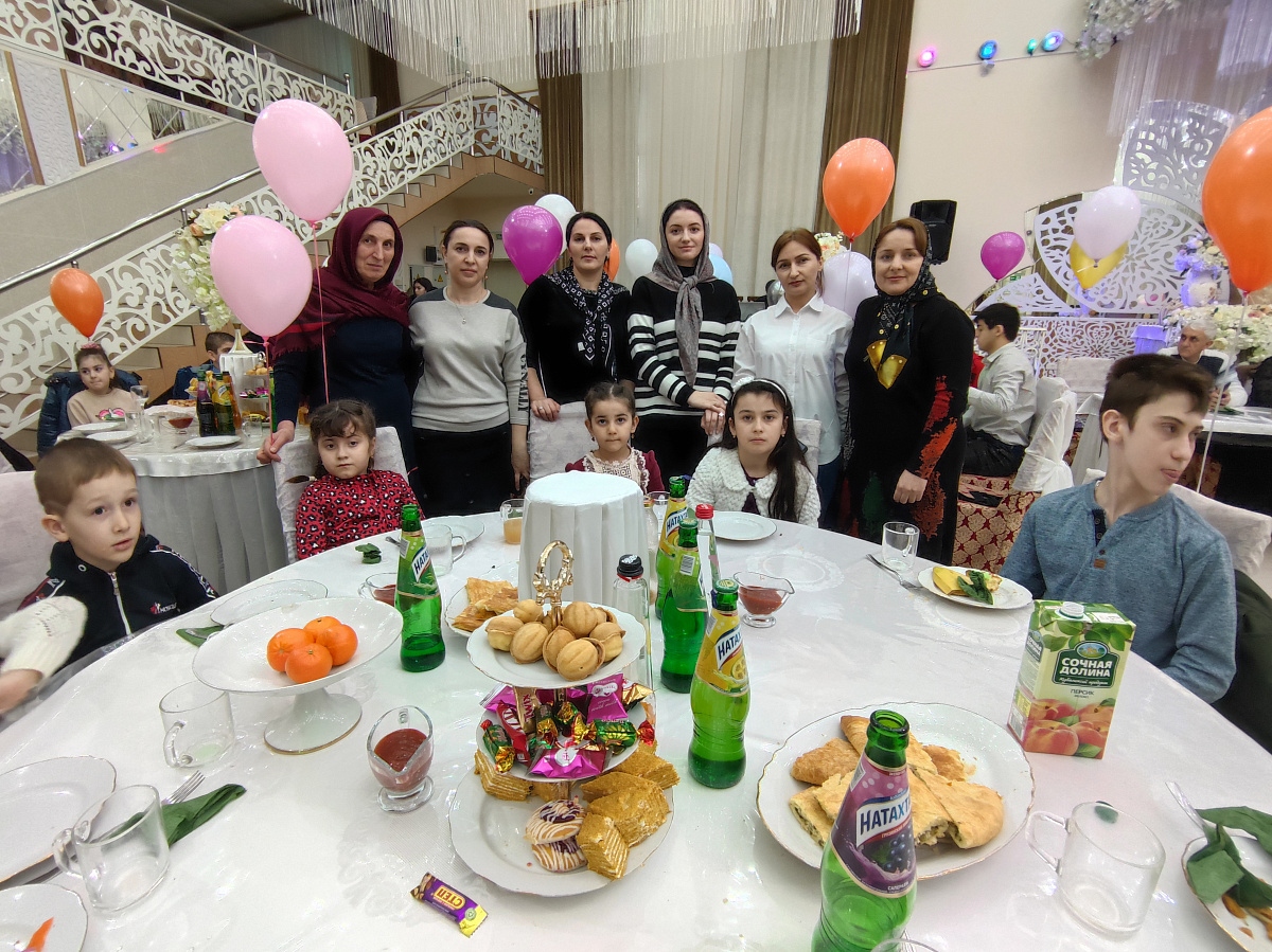 Комплексный центр соцобслуживания Минтруда РД в Каспийске организовал праздник для 85 подопечных детей, в том числе детей-инвалидов
