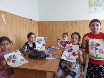 14 июля 2022 года с детьми отделения временного пребывания детей и семей с детьми провели занятие- Аппликация «Цветок в подарок маме».