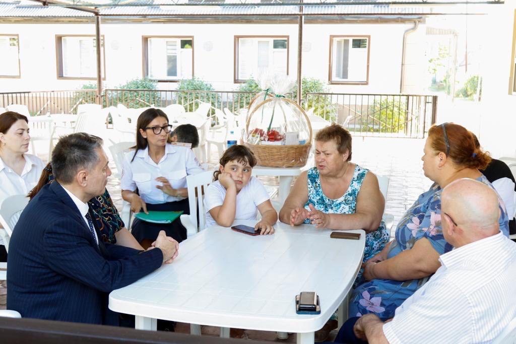  Министр труда Абдурахман Махмудов посетил семью беженцев, прибывшую из Донбасса