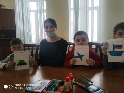 Изготовление поздравительных открыток ко Дню защитника отечества.