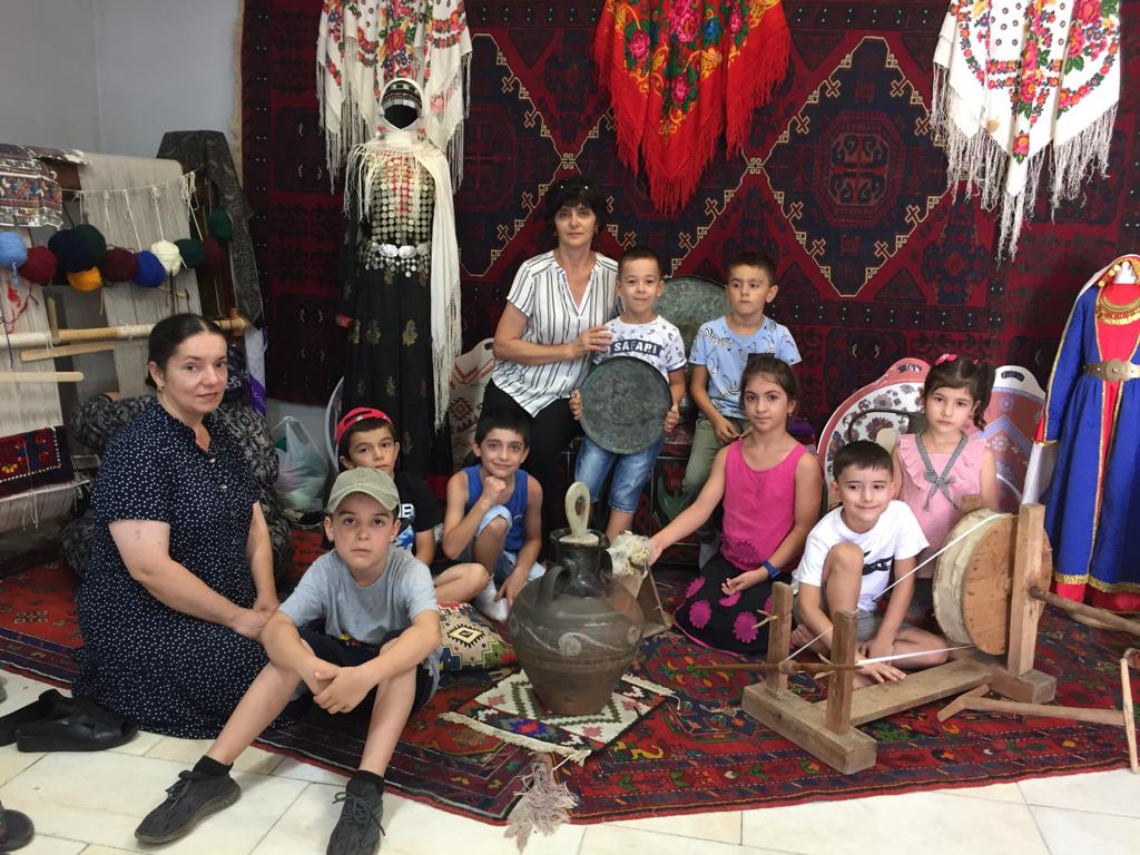 Подопечные Центра соцобслуживания в г.Каспийске посетили городскую Этностудию, готовую принять и маломобильных граждан