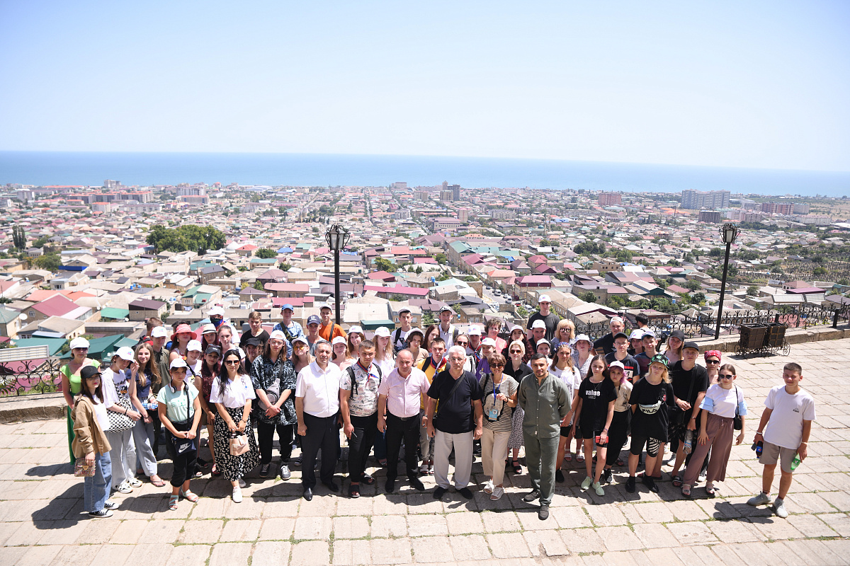 Министерство труда и социального развития Дагестана организовало туристическую поездку в Дербент ребятам, прибывшим из Донбасса. 