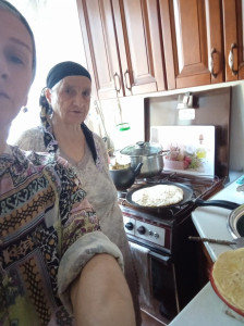 слуга: помощь в приготовлении пищи и мытье посуды.