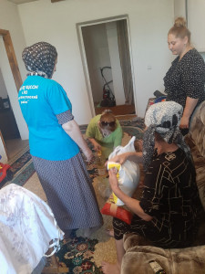 Сегодня,22 июня,социальные работники с.Аксай посетили жительницу села Джамалдинову Малику и оказали ей волонтерскую социальную поддержку,в виде продуктового пакета.