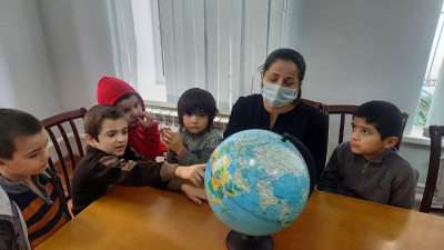 Обучающее занятие с детьми по теме: "Земной шар на столе".