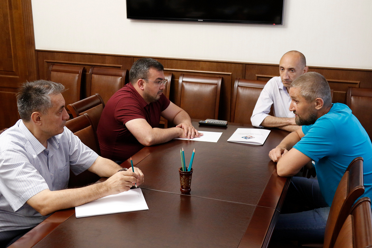 Абдурахман Махмудов побеседовал с Артемом Исаевым, прибывшим в республику из Мариуполя  