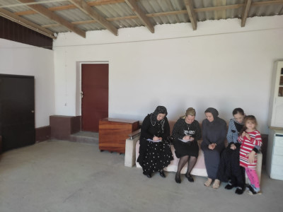 18.05.2022г. ГБУ РД КЦСОН в МО «Хасавюртовский район» социальный педагог Атаева Г. Б. и психолог Шавхалова З. С. отделения СОД и СД провели выезд в с.Хамавюрт совместно со специалистом Абуковой Х., где посетили семью Гусеевой Р.С., оказали психологическую