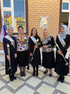 Специалисты отделения семьи и семей с детьми приняли участие в Последнем звонке.