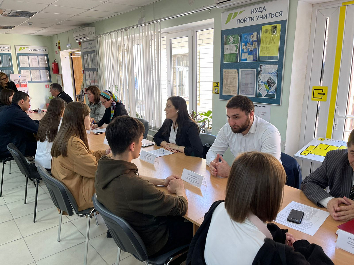 Более 50 несовершеннолетних граждан стали участниками ярмарки вакансий, проведенной Центром занятости населения Минтруда РД в Махачкале