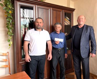 О вручении удостоверения Амирову М.Э.