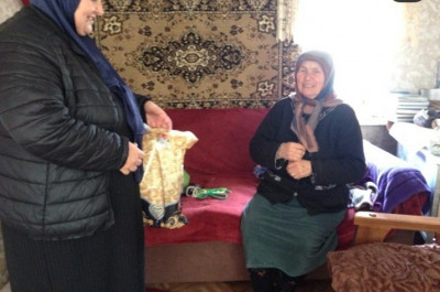 поздравила свою подопечную с "международным женским днем" и вручила ей подарки.