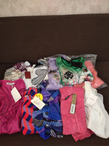 Медсестра Мадинат Магомедова доставила в центр новые женские блузки для нуждающихся горожан