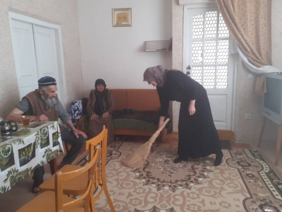 оказывает социальные услуги своим подопечным