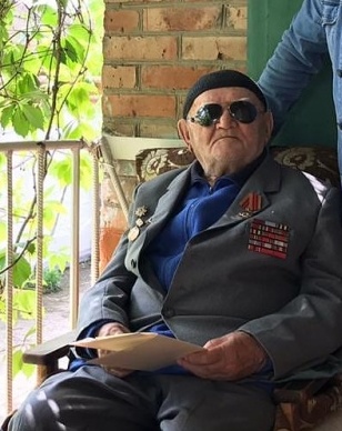 Руководитель соцзащиты Минтруда Дагестана в Хасавюртовском районе поздравил Ветерана ВОВ с Днем Победы