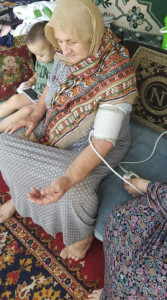 оказывает социально-медицинские услуги подопечной