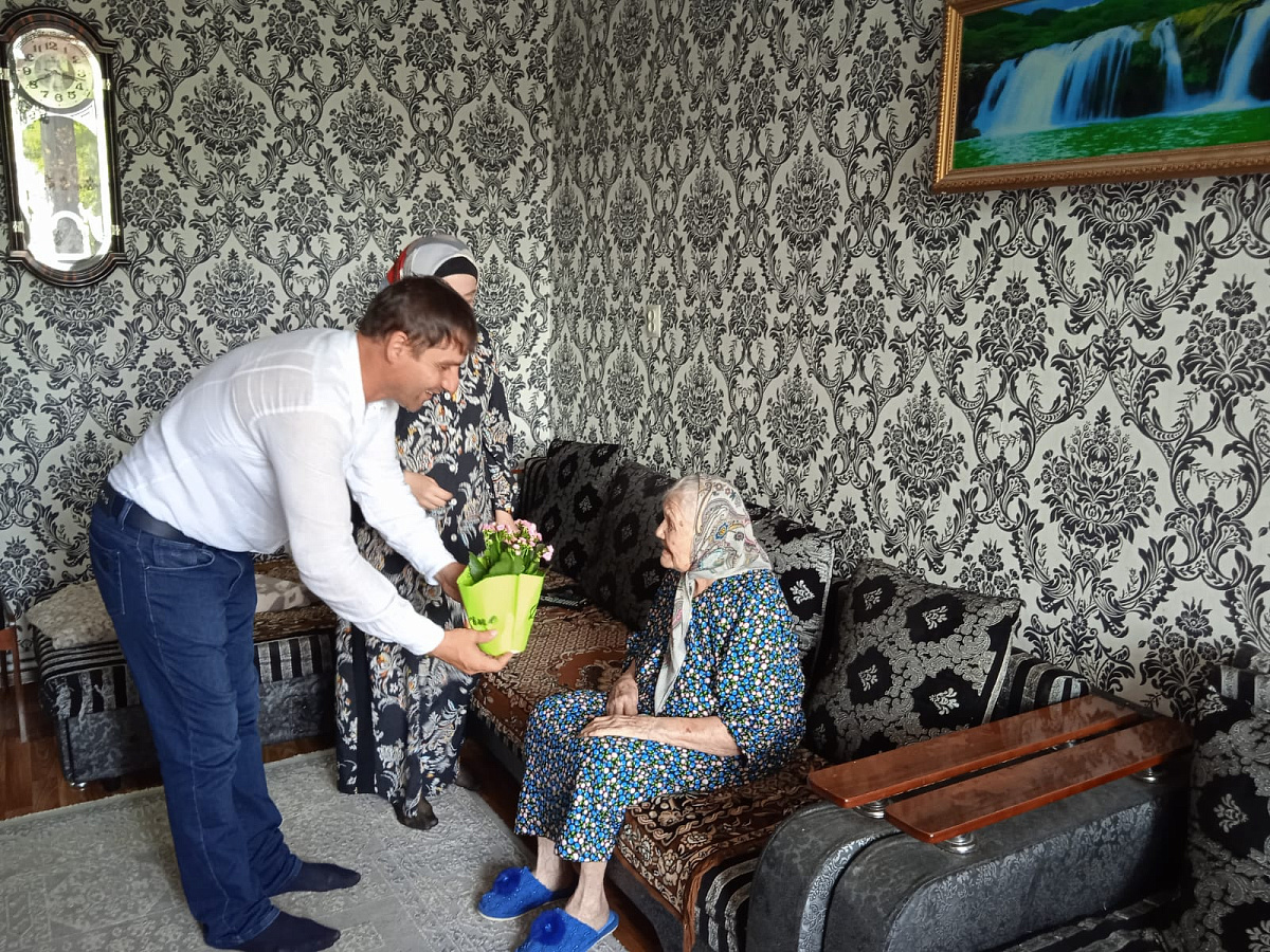 Социальные работники г.Буйнакска поздравили ветерана Великой Отечественной войны с днем рождения