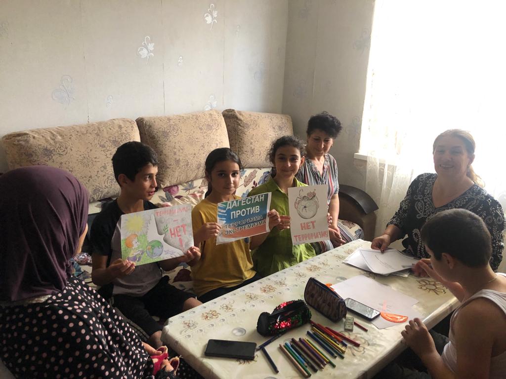 Социальные работники Минтруда Дагестана в Дагестанских Огнях провели разъяснительную работу по противодействию терроризму среди детей.