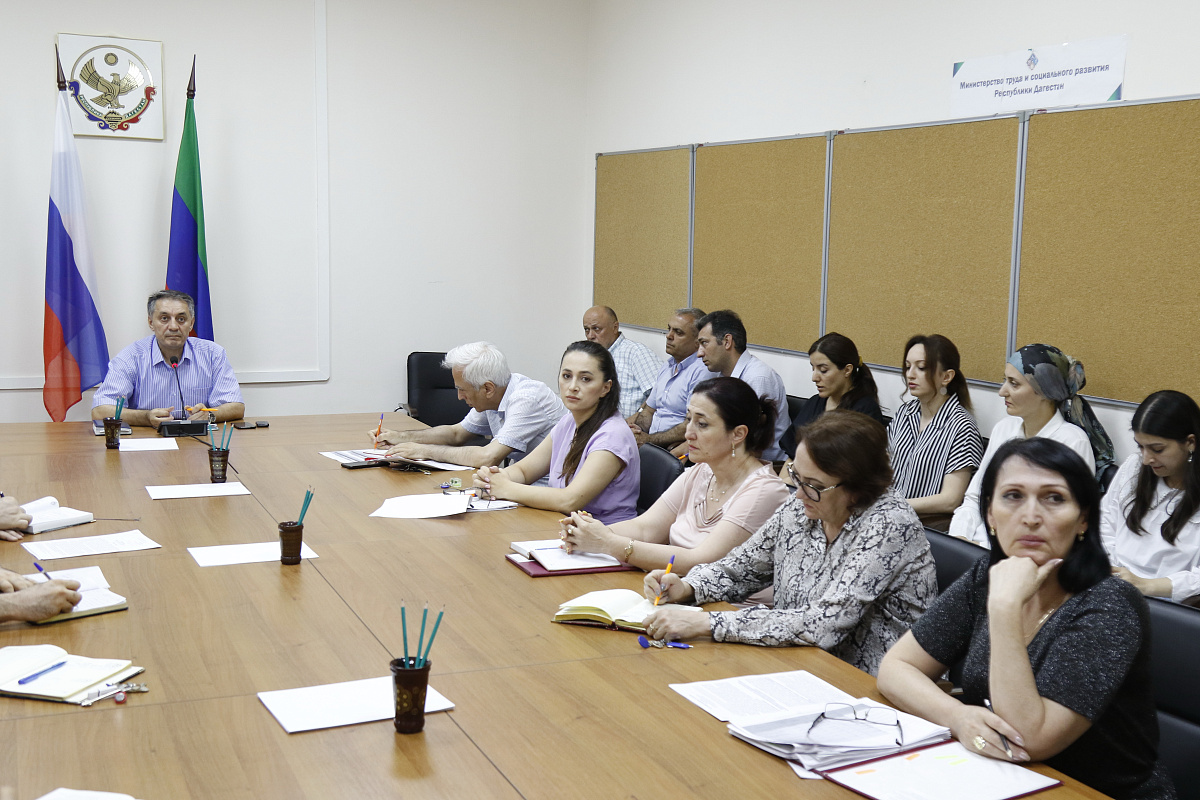 Абдурахман Махмудов в режиме ВКС провел совещание с подведомственными учреждениями Минтруда республики