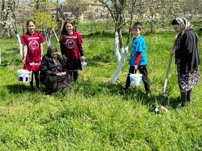 18.04.2022 года социальный работник ГБУ РД КЦСОН В МО ХАСАВЮРТОВСКИЙ РАЙОН села Ботаюрт совместно с волонтёрами провели работу по очистке приусадебного участка и побелке деревьев