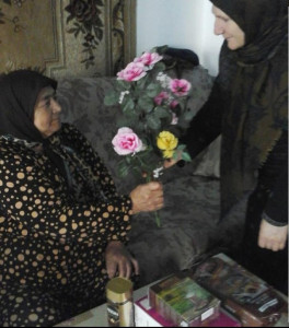 поздравила свою подопечную с "международным женским днем" и вручила ей подарки......