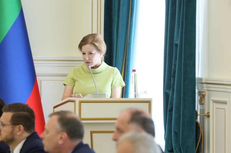 Изумруд Мугутдинова  доложила о работе проводимой министерством  труда,  по переходу на цифровое вещание  на еженедельном рабочем совещания у Главы Дагестана. 